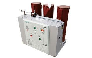 vs1戶內(nèi)真空斷路器具備滅弧電壓低、滅弧能力強(qiáng)、分?jǐn)嗨俣瓤臁㈤_斷容量大、使用期長、適應(yīng)頻繁操作等特性，在供電系統(tǒng)中逐漸替代了其他類型開關(guān)，獲得了普遍的運用。但真空斷路器在開斷過程中會形成過電壓，若在運作中錯誤操作，也會導(dǎo)致斷路器發(fā)生爆炸等事故，給生產(chǎn)安全帶來重大影響。因而需根據(jù)過電壓的類型采取相應(yīng)的措施，以降低過電壓的形成和減少過電壓的數(shù)值，除真空斷路器生產(chǎn)制造工藝層面的問題外，能夠加裝保護(hù)器以更改負(fù)荷參數(shù)，進(jìn)而達(dá)到目地。
